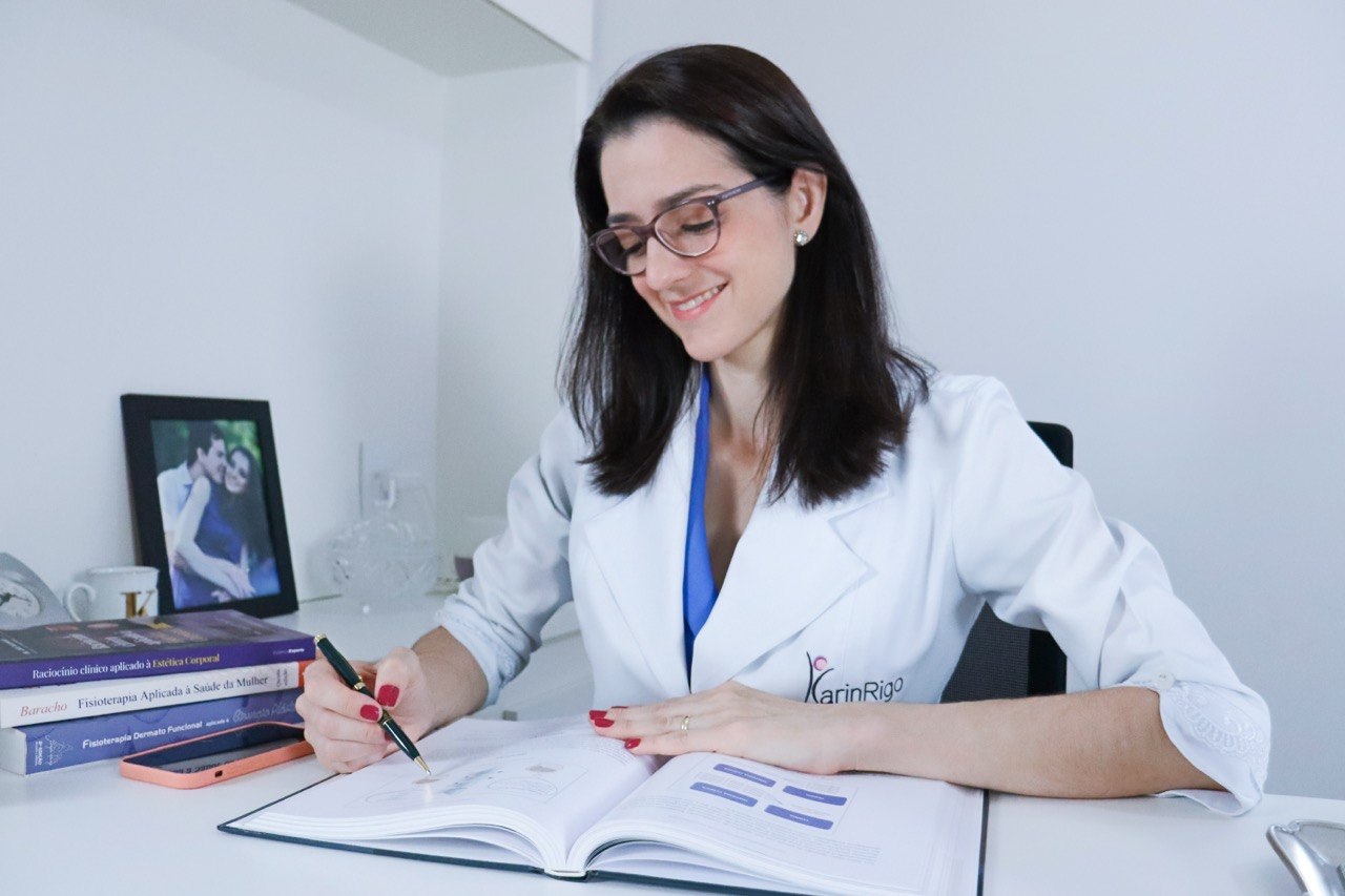 Karin Rigo estudando referências técnicas em fisioterapia