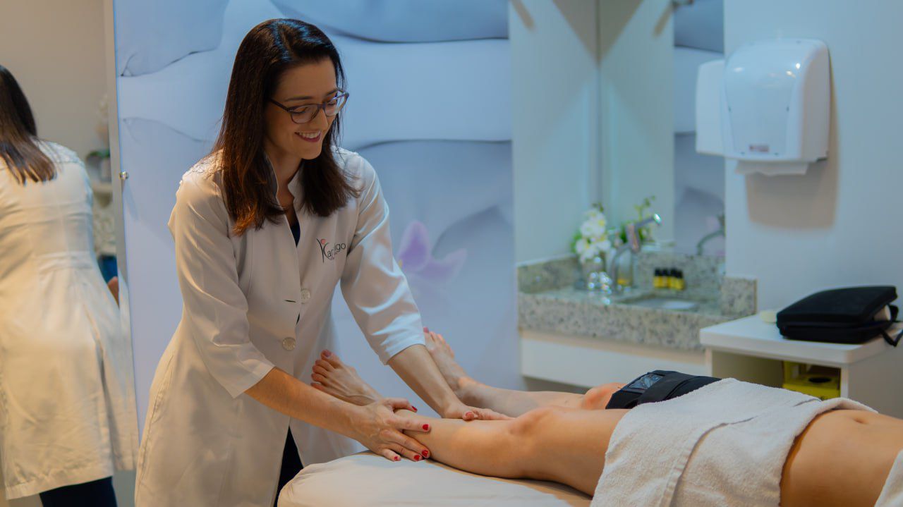 Karin Rigo realizando atendimento de fisioterapia